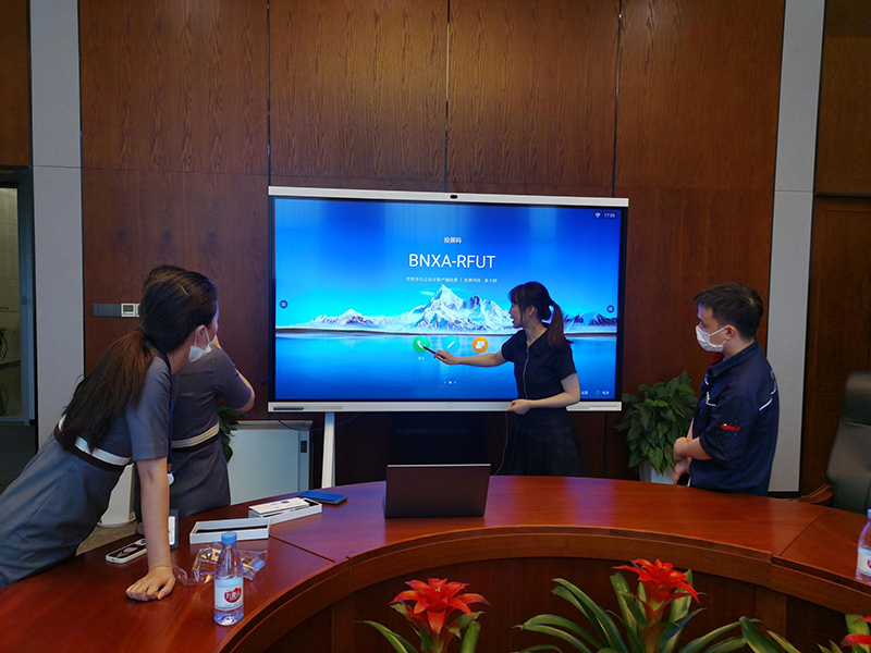 中国邮政储蓄安装智能会议平板